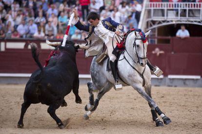 Joao Moura, durante la faena a su segundo toro, al que le corto una oreja.