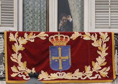 Felipe Juan Froilan se asoma por una ventana del Palacio Real