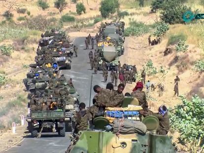 Militares etíopes en una carretera cercana a las regiones de Tigray y Amhara.