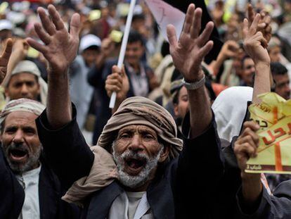 Manifestantes antigubernamentales gritan soflamas contra el presidente yemení, Ali Abdullah Saleh, en la capital Sana.