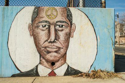 Obama como símbolo de paz. El presidente es dibujado con un fondo blanco, que según Vergara puede ser la luna. El símbolo de la paz está reflejado en la frente del demócrata. El mural se encuentra en el perímetro de una escuela en Newark (Nueva Jersey).