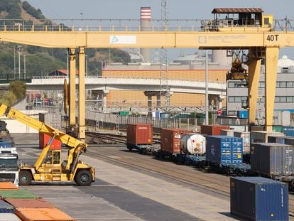 Una grúa carga un contenedor en el puerto de Bilbao, el martes pasado.