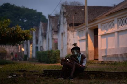 Dos jóvenes miran sus teléfonos móviles en Santo Tomé y Príncipe, en febrero de 2020