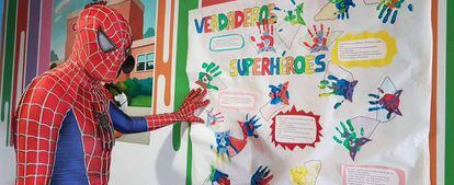 El 'Spiderman', Manuel Márquez, en el Hospital del Mar de Cádiz.