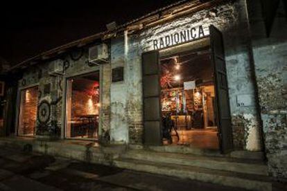 Entrada a Radionica, local de moda en la capital serbia.