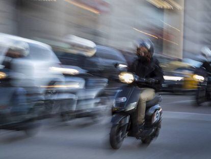 Varios motoristas circulan por una calle de Barcelona.