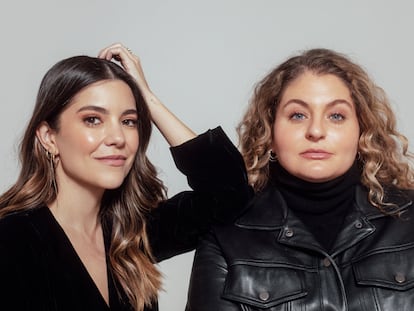 Leticia Sahagún y Ashley Frangie, conductoras del pódcast 'Se regalan dudas'.