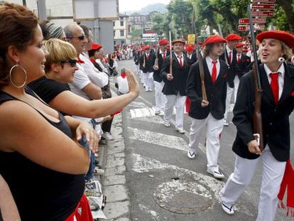 Una de las compañías del Alarde Mitxo, en Irun.