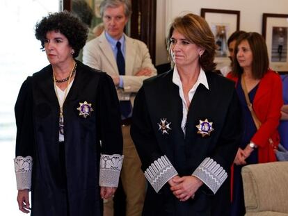 Dolores Delgado con la teniente fiscal del Supremo, María Ángeles Sánchez Conde, durante su toma de posesión como fiscal de Sala de Memoria Democrática y Derechos Humanos, en junio pasado.