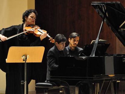 Tabea Zimmermann y Javier Perianes (centro), durante el concierto.