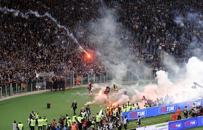 Lanzamiento de bengalas antes del partido