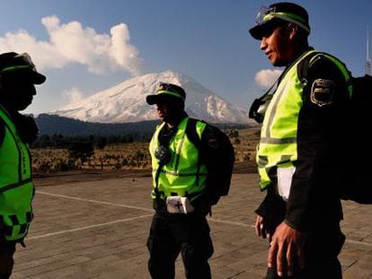 Efectivos de la policía en las inmediaciones del volcán