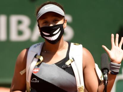 Osaka saluda a los fotógrafos tras ganar en la primera ronda de Roland Garros.