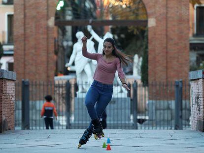 Miriam Fatmi, patinadora de freestyle, en la plaza Dos de Mayo de Madrid.