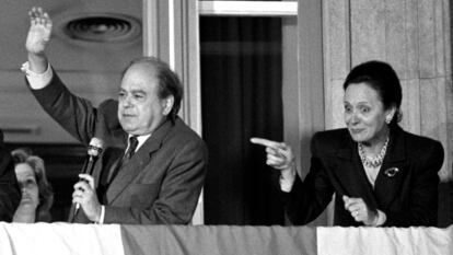En la imagen, Pujol junto a su esposa, Marta Ferrusola, durante el final de la campaña de CiU en las elecciones de 1992,