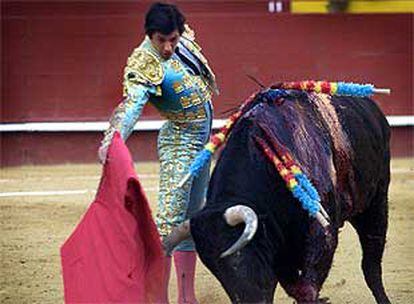 Un derechazo de Vicente Barrera al segundo toro de la tarde.