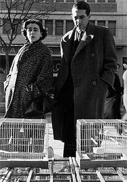 Carmen Martín Gaite y Rafael Sánchez Ferlosio, en Barcelona en 1957.