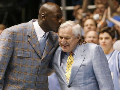 Michael Jordan besa a su mentor Dean Smith durante un homenaje al técnico en 2007