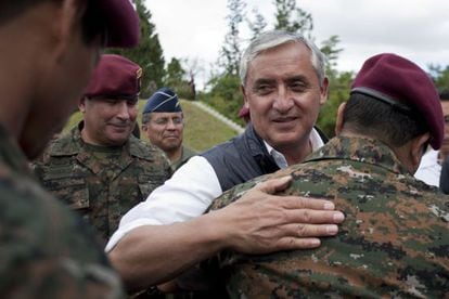 Otto Pérez saluda a reclutas de las fuerzas especiales guatemaltecas el pasado 5 de diciembre.