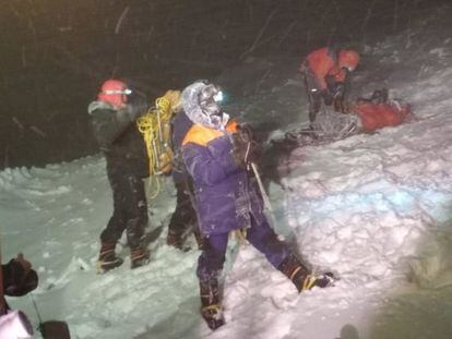 Los servicios de emergencia durante el rescate.