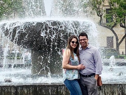 El estadounidense José Melesio Gutiérrez y su prometida, la mexicana Daniela Márquez.