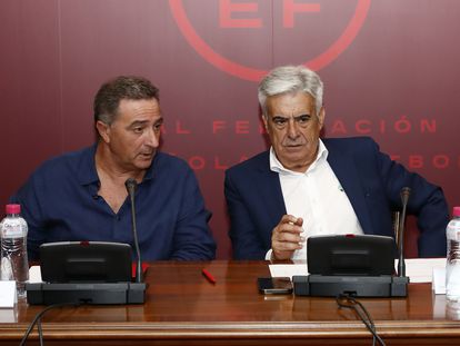 El presidente interino de la Federación Española de Fútbol, Pedro Rocha (a la derecha), junto al de la Federación de Fútbol de la Comunidad Valenciana, Salvador Gomar Fayos, Comisión de Presidentes de Federaciones Territoriales, reunida el lunes.