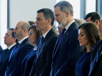 Los Reyes, acompañados este lunes del vicepresidente de la Comisión Europea, Margaritis Schinas (derecha); el presidente del Gobierno, Pedro Sánchez; la presidenta del Congreso, Francina Armengol; el presidente del Senado, Pedro Rollán; y los ministros José Manuel Albares y Félix Bolaños, durante el acto conmemorativo del Día Europeo de las Víctimas del Terrorismo, en Madrid.