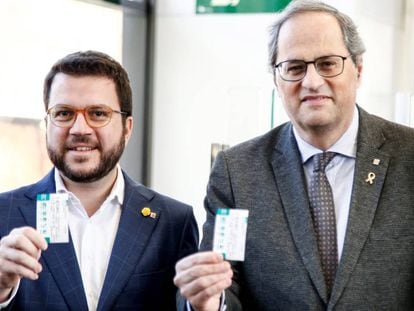 El presidente de la Generalitat, Quim Torra (a la derecha), junto al vicepresidente del Govern, Pere Aragonès, en Barcelona, este sábado. 