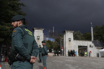 Agentes de la Guardia Civil vigilaban la puerta de acceso al Valle de los Caídos esta mañana antes de que llegaran las autoridades y los familiares y se procediera a la exhumación de los restos del dictador en el mausoleo.