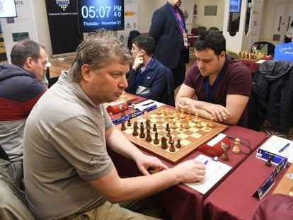 Alexéi Shírov, durante el inicio de su partida frente a Pepe Cuenca. A la izquierda de ambos, Paco Vallejo se enfrenta a Miguel Santos.