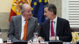 GRAF7296. MADRID, 15/03/2020.- Fotografía de archivo, tomada el 14/05/2019, del rey Felipe VI (d) junto a su padre, el rey emérito Juan Carlos I, durante la reunión del patronato de la Fundación Cotec. Felipe VI ha renunciado a la herencia que personalmente le pudiera corresponder de su padre, don Juan Carlos, así como a cualquier activo, inversión o estructura financiera cuyo origen pueda no estar en consonancia con la legalidad o con criterios de rectitud. EFE/Archivo/Paco Campos