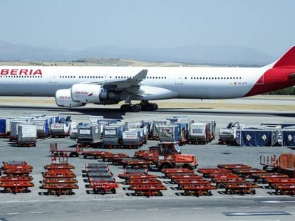 Un avión de Iberia en el aeropuerto de Madrid