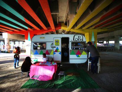 La caravana sonora de la C.O.S.A. bajo el puente de acceso al barrio de San Crist&oacute;bal de los &Aacute;ngeles, en la Avenida de Andaluc&iacute;a, conocido como el Puente de los Colores. 