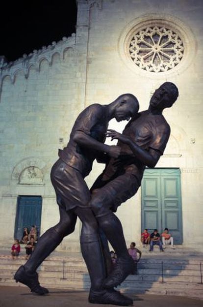 La estatua de Zidane y Materazzi cuando fue expuesta en Italia. 