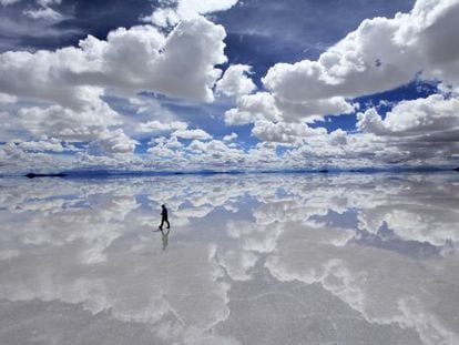 El horizonte desaparece en el salar de Uyuni, en Bolivia, durante la época de lluvias.