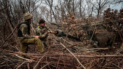 Zaporizhia (Ukraine), 15/11/2023.- Ukrainian servicemen of the 65th mechanized brigade clean the gun barrel of a Soviet-made 2s1 Gvozdyka 120mm howitzer in the Zaporizhia region, Ukraine, 15 November 2023, amid the Russian invasion. Russian troops entered Ukrainian territory in February 2022, starting a conflict that has provoked destruction and a humanitarian crisis. (Rusia, Ucrania) EFE/EPA/Kateryna Klochko

