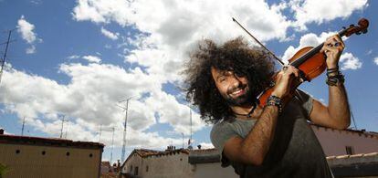 El violinista Ara Malikian en su casa de Madrid.