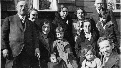 Reunión familiar en marzo de 1932 en la casa de verano de Kaulsdorf. Maria Jalowicz Simon es la niña que está a la derecha, en segunda fila.