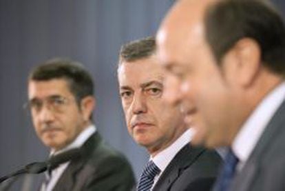  I&ntilde;igo Urkullu (centro), el secretario general del PSE-EE, Patxi L&oacute;pez (izquierda) y el l&iacute;der del PNV, Andoni Ortuzar. efe