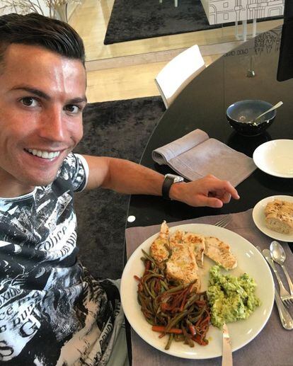 El futboista cuida mucho su alimentación. Le gusta la comida japonesa, pero sobre todo los platos que le cocina su madre que vive con él en Madrid.