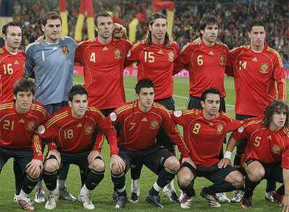 El equipo de la selección española posa en el partido clasificatorio para la Eurocopa contra Suecia