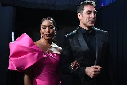 "Pon morritos". Y el flash saltó retratando así de divertidos a Angela Bassett y Javier Bardem.