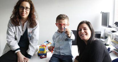 La genetista de Isra, Marta Cortón, junto al niño y su madre, María Moreno, en la Fundación Jimenez Díaz de Madrid.