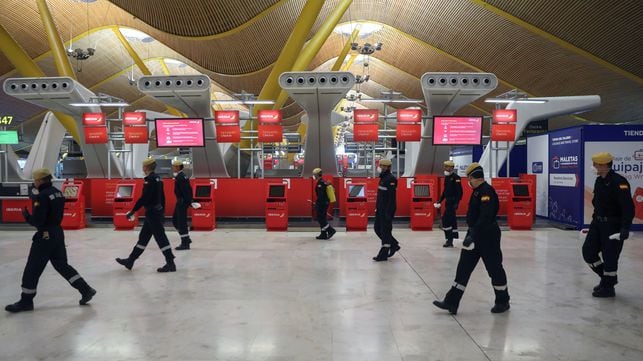 Militares de la Ume en el aeropuerto de Madrid durante una desinfección.