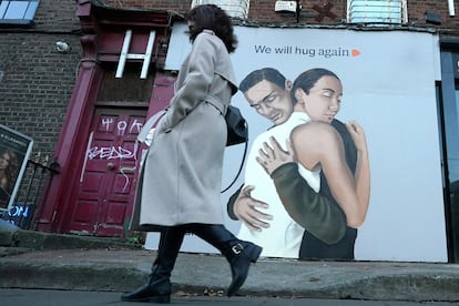 Un poster que dice "nos volveremos a abrazar" en Dublín, Irlanda, el 22 de noviembre de 2020.