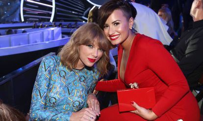Taylor Swift y Demi Lovato, en los MTV Video Music Awards, en 2014.