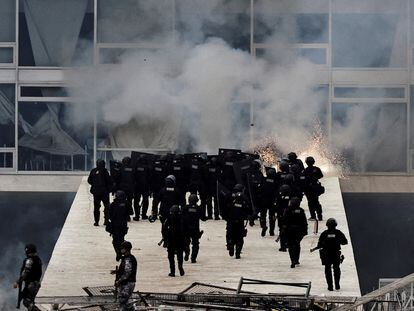 Las fuerzas de seguridad se enfrentan a los partidarios del expresidente de Brasil Jair Bolsonaro este domingo en Brasilia.