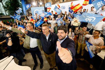 Desde la izquierda, el candidato del PP a la Alcaldía de Murcia, José Ballesta; el presidente del Partido Popular, Alberto Núñez Feijóo, y el presidente del PP en la Región de Murcia, Fernando López Miras, este jueves en Murcia.