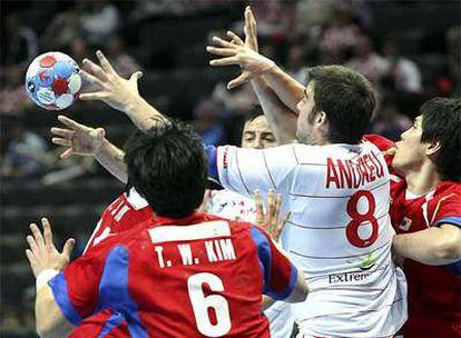 Andreu e Iker Romero luchan por un balón con los coreanos.