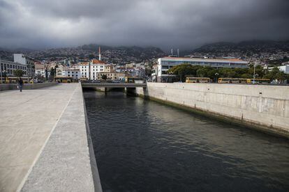 Ampliación del puerto de Funchal, que fue construido con los restos de las riadas de 2010 y canal que fue mejorado con fondos comunitarios.